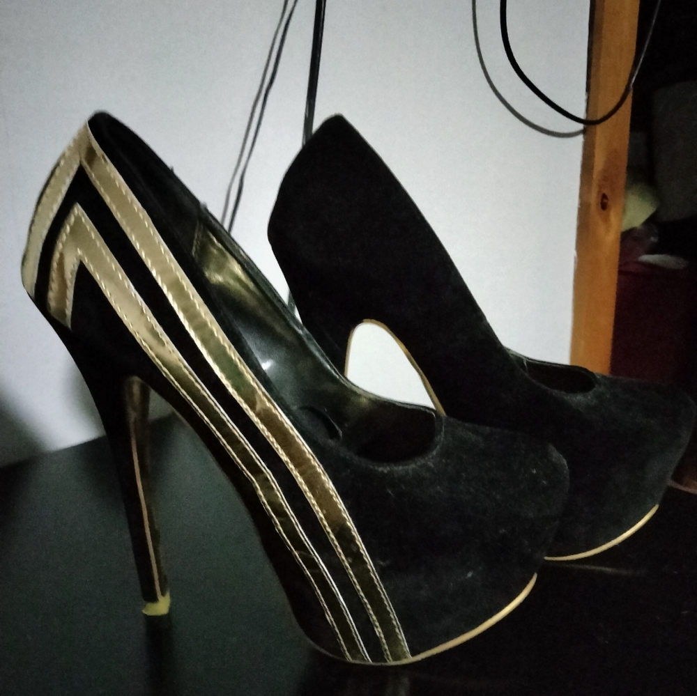 Sz 6.5 black and gold heels